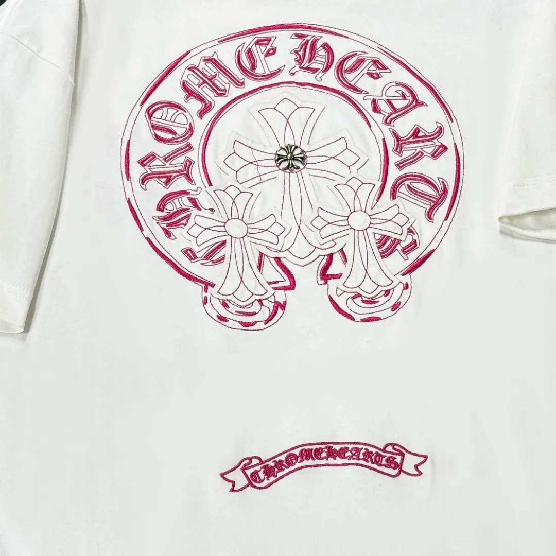 P180 Chrome Hearts 25 high-end versions. The fabric is made of 300 grams of high-density pure cotton. It does not deform or shrink. It has three labels. It is the same style for men and women. Technology: patch embroidery + original development hardware. Color: white, black. SIZE: S-XL.